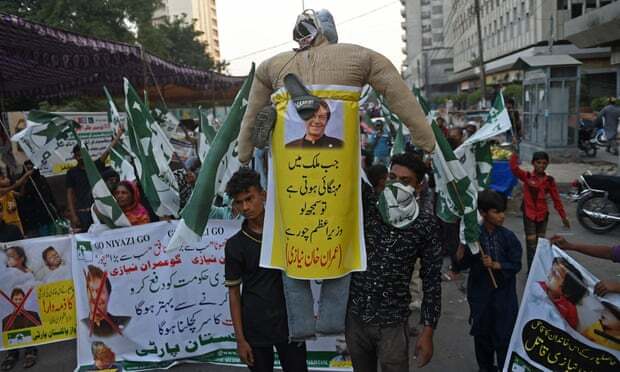 Dijerat Inflasi, Rakyat Pakistan Protes Imran Khan