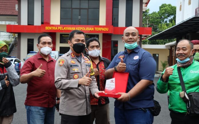 Kapolres Jember Dinobatkan Jadi Bapak Ojek Online Jember