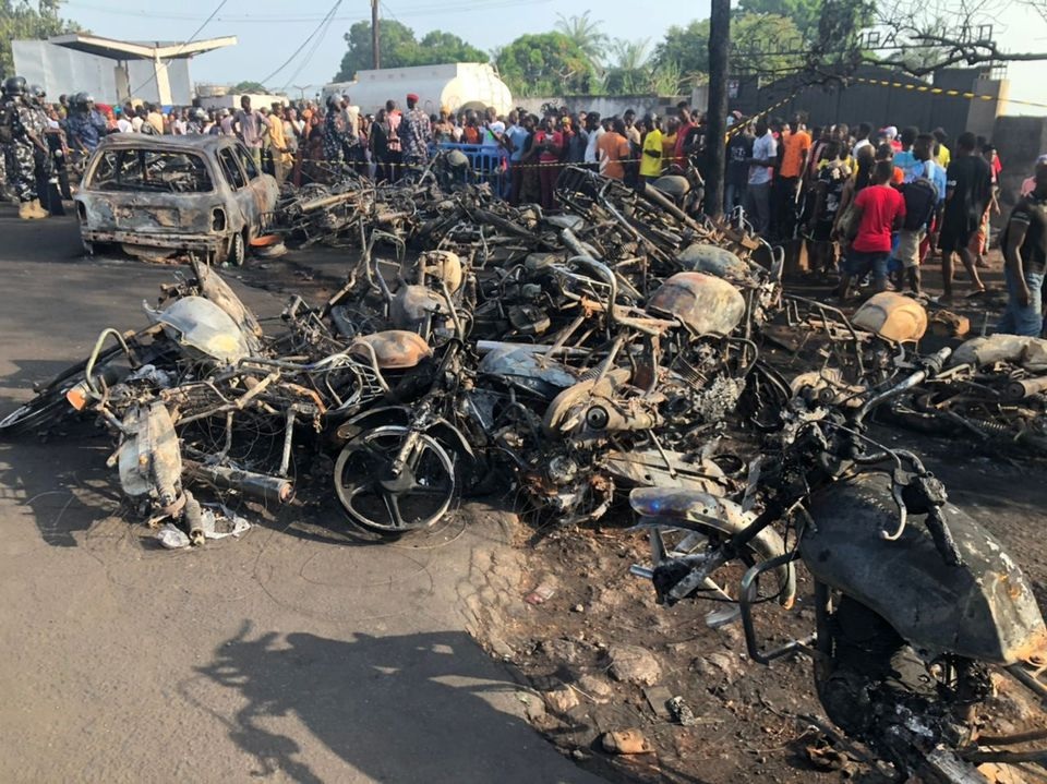 Sisa-sia kecelakaan truk BBM di Sierra Leone. Foto: Reuters.