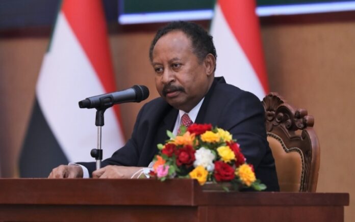 Perdana Menteri Abdalla Hamdok diangkat kembali setelah menandatangani perjanjian politik dengan kepala dewan militer yang berkuasa di Sudan, Jenderal Abdel Fattah al-Burhan. Foto: Anadolu Agency.