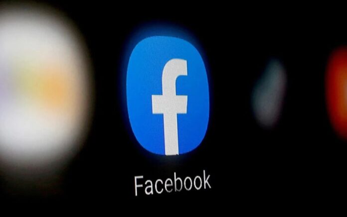 Logo Facebook ditampilkan di smartphone dalam ilustrasi ini diambil 6 Januari 2020. Foto: Reuters.