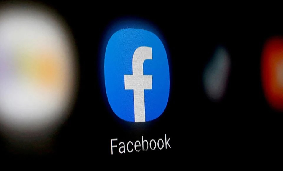 Logo Facebook ditampilkan di smartphone dalam ilustrasi ini diambil 6 Januari 2020. Foto: Reuters.