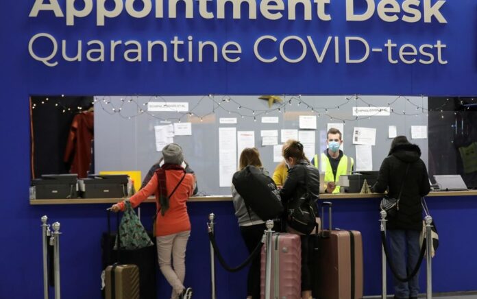 Wisatawan menunggu di Appointment Desk, Amesterdam. Foto: Reuters.