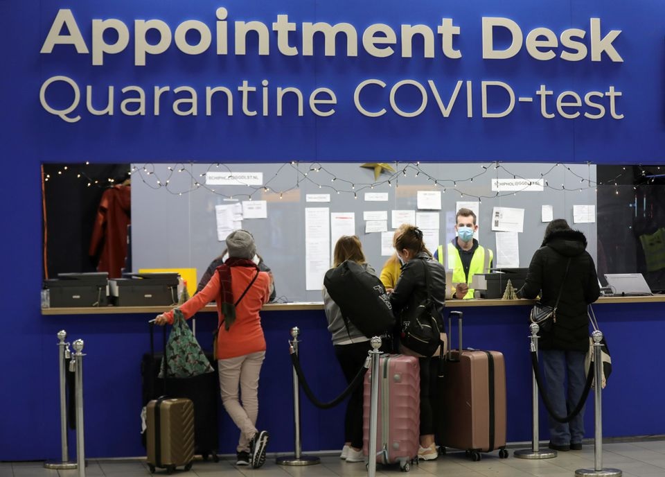 Wisatawan menunggu di Appointment Desk, Amesterdam. Foto: Reuters.