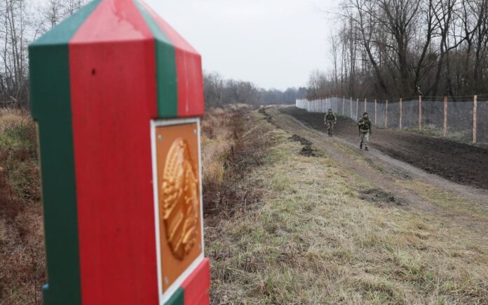 Anggota Layanan Penjaga Perbatasan Negara Ukraina berpatroli di sepanjang perbatasan Ukraina-Belarus, dekat perbatasan dengan Polandia, di wilayah Volyn, Ukraina 16 November 2021. Foto: Reuters.