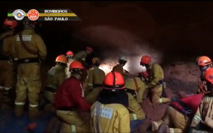 Tangkapan Layar video proses evakuasi korban. Foto: Twitter Damkar Brazil.