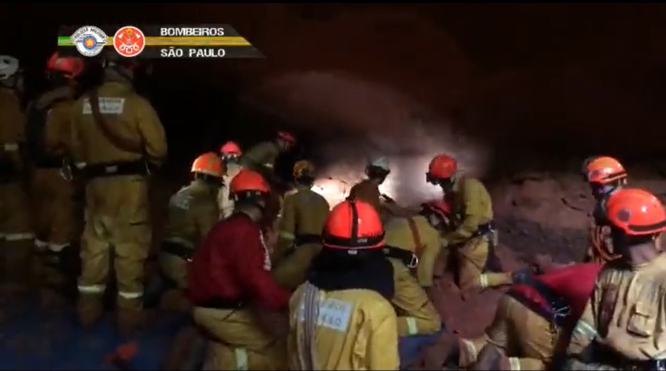 Tangkapan Layar video proses evakuasi korban. Foto: Twitter Damkar Brazil.