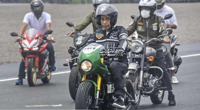 Naiki Motor Modifikasi, Presiden Jokowi Jajal Sirkuit Mandalika