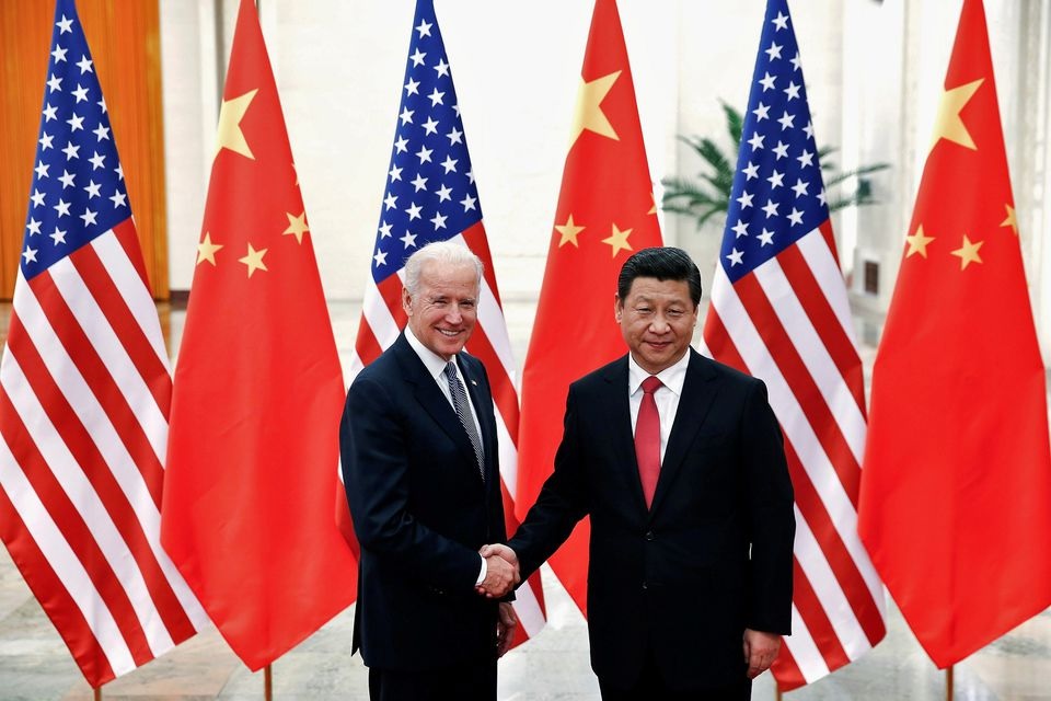 Presiden China Xi Jinping berjabat tangan dengan Joe Biden saat masih menjadi Wakil Presiden AS (kiri) di dalam Aula Besar Rakyat di Beijing 4 Desember 2013. Foto: Reuters.