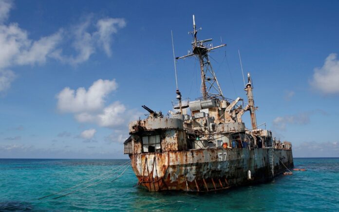 BRP Sierra Madre, sebuah kapal angkut terdampar tempat Marinir Filipina tinggal sebagai pos terdepan militer, digambarkan di Second Thomas Shoal yang disengketakan, bagian dari Kepulauan Spratly di Laut Cina Selatan 30 Maret 2014. Foto: Reuters.