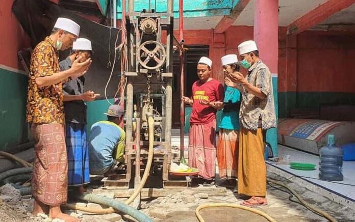 Wakaf Sumur Bor NH Zakat Kita, Aliri Air Bersih Santri Tahfidz di Gresik