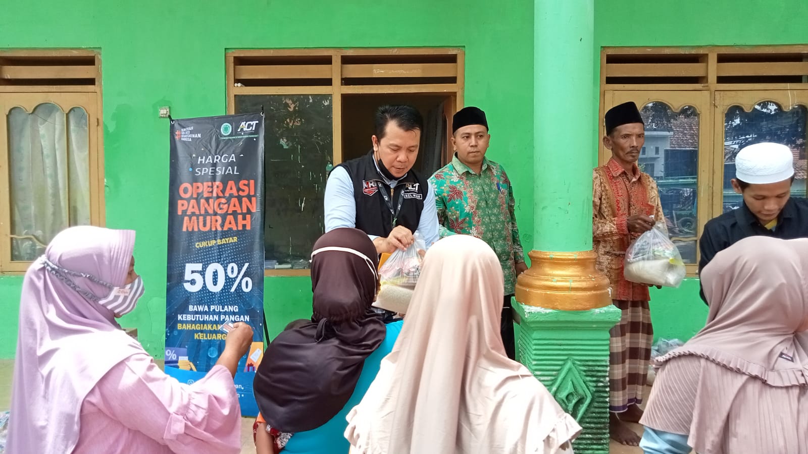 Pasar Murah ACT-MRI Pasuruan, Masyarakat Cukup Bayar Setengah Harga