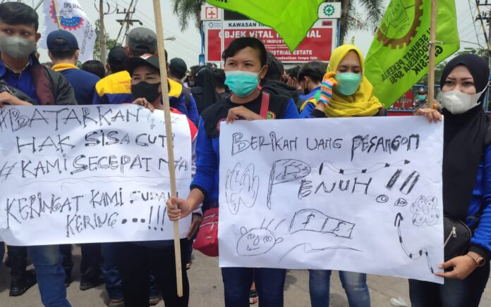 Tuntut Pesangon, Buruh Demo di Gerbang Kawasan Industri Maspion Gresik