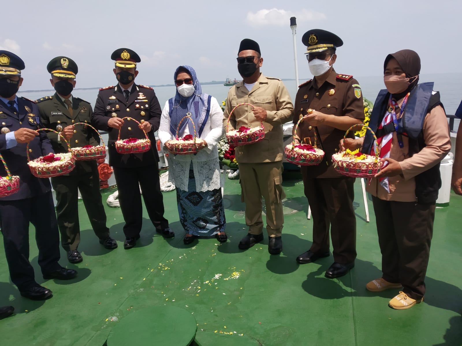 Hari Pahlawan Nasional 2021, Forkopimda Gresik Tabur Bunga di Atas Kapal