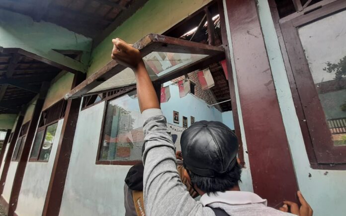 Rapuh, Atap Ruang Kelas Sekolah di Gresik Runtuh