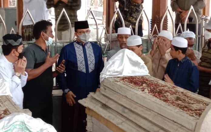 Ziarah Makam Wali Gresik, Gubernur DKI Jakarta Anies Baswedan: Banyak Teladan yang Bisa Kita Tiru