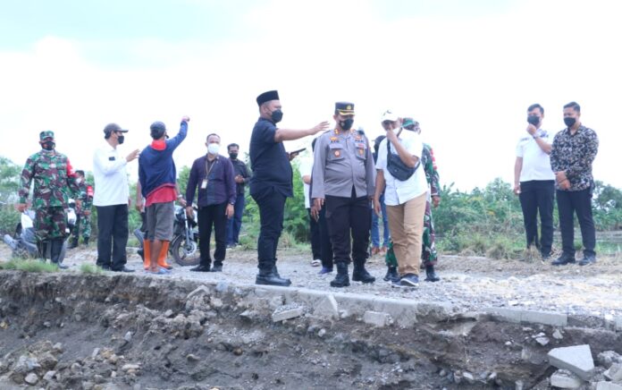 Rusak Akibat Banjir, Bupati Gresik Perbaiki Jalan Desa Cermenlerek