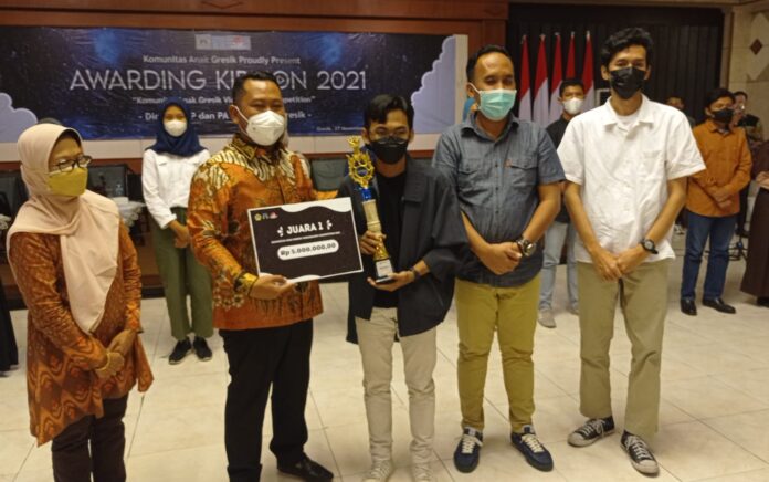 Ajang Awarding Kidtion Gresik 2021, Videography Terbaik Terima Piala Bupati