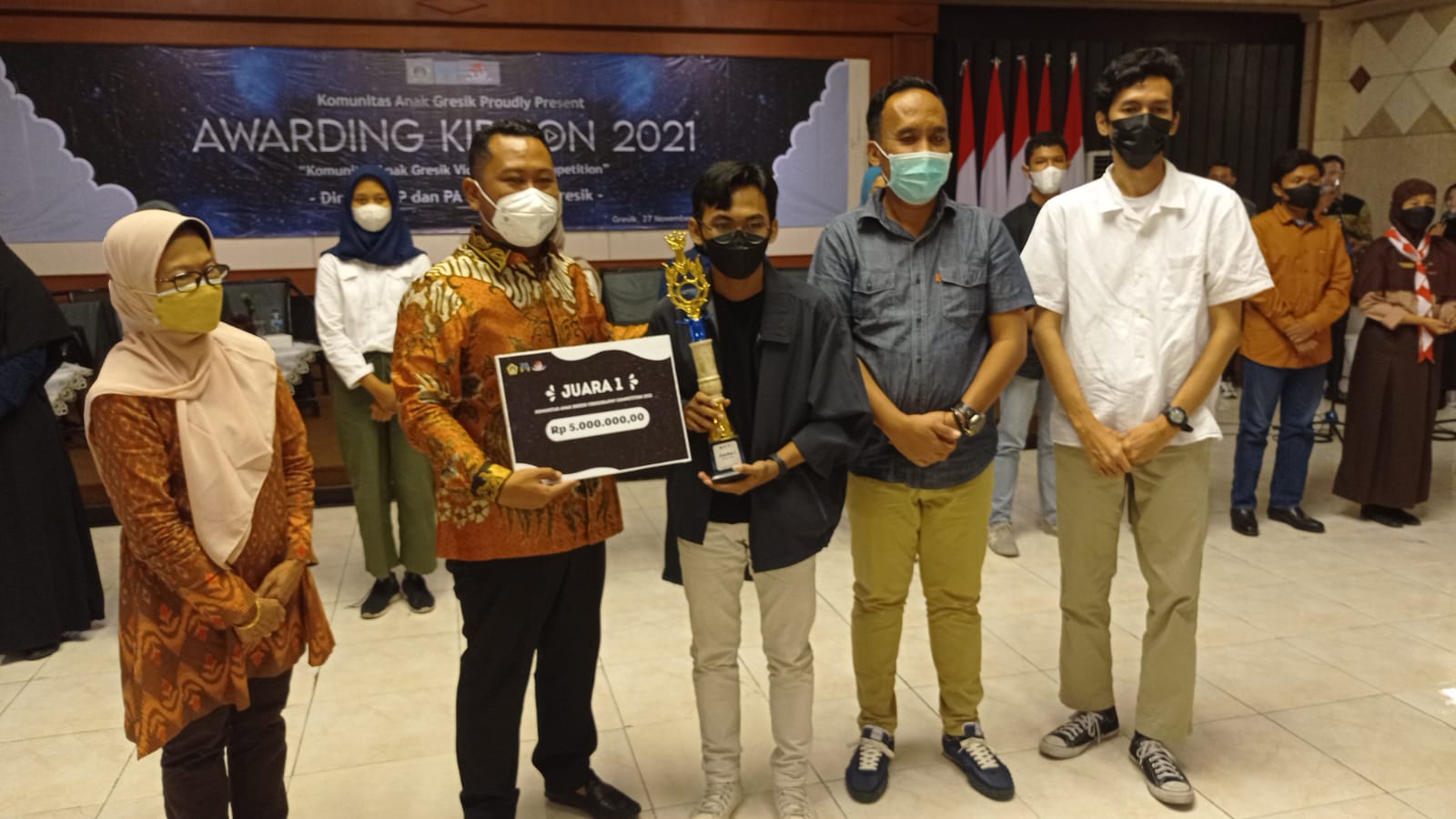 Ajang Awarding Kidtion Gresik 2021, Videography Terbaik Terima Piala Bupati