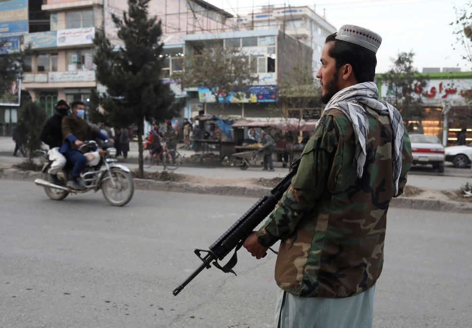 Seorang pejuang Taliban berjaga di lokasi ledakan di Kabul, Afghanistan, 17 November 2021. Foto: Reuters.