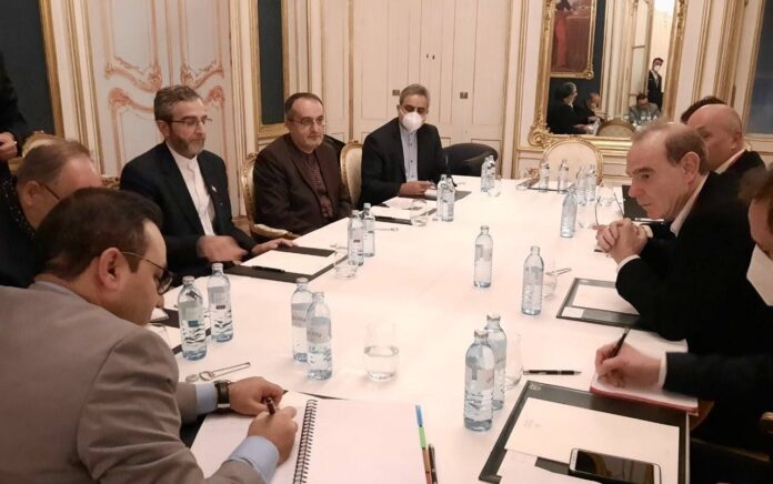 Kepala perunding nuklir Iran Ali Bagheri Kani mengadakan pertemuan dengan Enrique Mora dari UE di Wina menjelang pembicaraan pleno tentang menghidupkan kembali JCPOA, yang dijadwalkan Senin sore. Foto: Iran Official News.