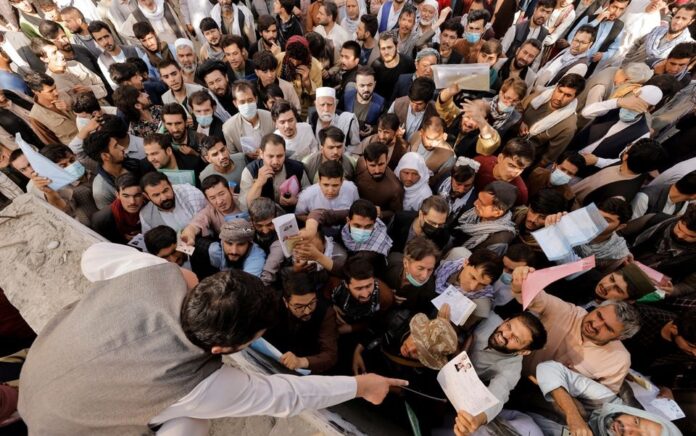 Antiran warga Afghanistan di luar kantor paspor di Kabul, Afghanistan 6 Oktober 2021. Foto: Reuters.