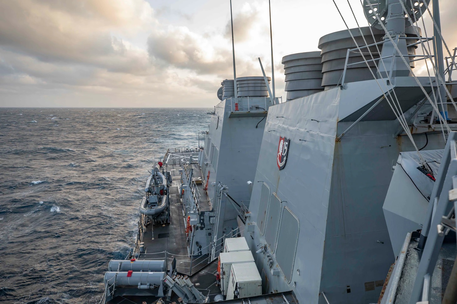 Kapal perusak berpeluru kendali Kelas Arleigh Burke USS Milius (DDG 69) melakukan transit rutin melalui Selat Taiwan, 22 November 2021. Foto: Armada Ke-7 AL AS.