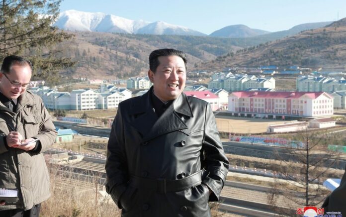 Pemimpin Korea Utara Kim Jong Un mengunjungi Kota Samjiyon, Korea Utara dalam foto tak bertanggal yang dirilis pada 16 November 2021 oleh Kantor Berita Pusat Korea (KCNA) Korea Utara. Foto: KCNA.