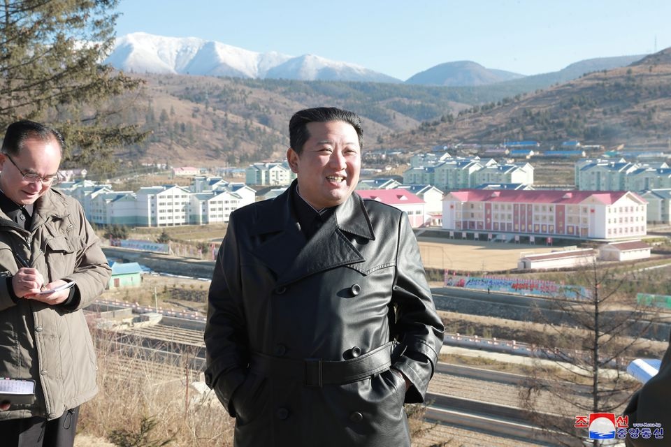 Pemimpin Korea Utara Kim Jong Un mengunjungi Kota Samjiyon, Korea Utara dalam foto tak bertanggal yang dirilis pada 16 November 2021 oleh Kantor Berita Pusat Korea (KCNA) Korea Utara. Foto: KCNA.