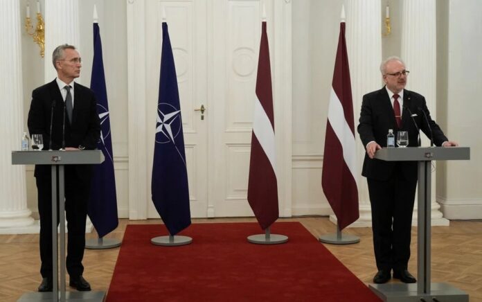 Latvian President Egils Levits and NATO Secretary General Jens Stoltenberg attend a news conference in Riga, Latvia November 29, 2021. Foto: Reuters.