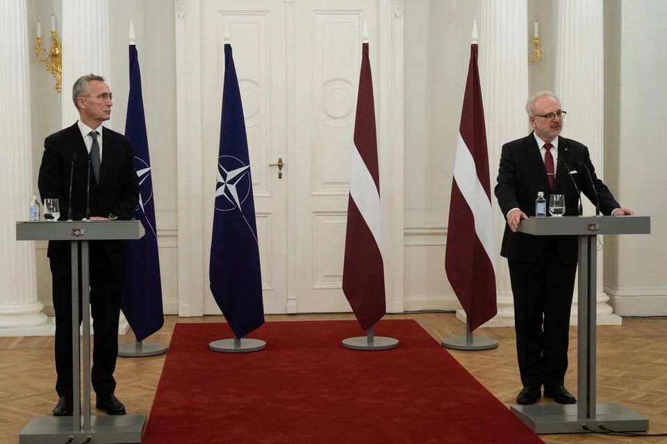 Latvian President Egils Levits and NATO Secretary General Jens Stoltenberg attend a news conference in Riga, Latvia November 29, 2021. Foto: Reuters.