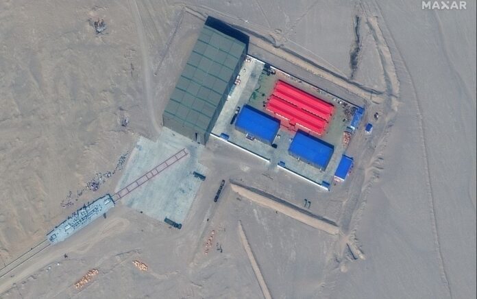 Gambar satelit menunjukkan terminal rel dan bangunan penyimpanan target di Ruoqiang, Xinjiang, Cina, 7 Oktober 2021. Citra Satelit © 2021 Maxar Technologies/Handout via REUTERS.