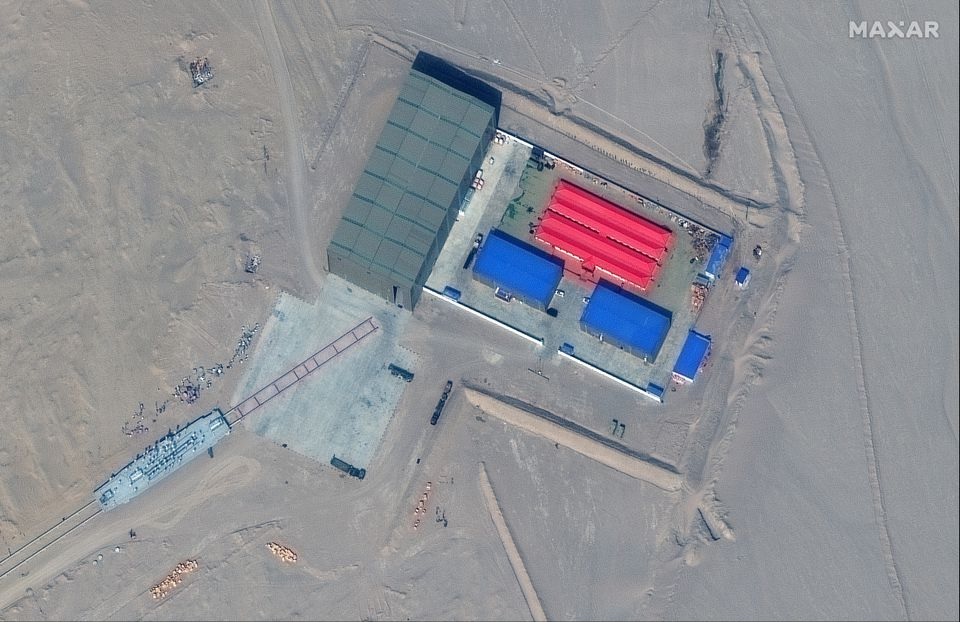Gambar satelit menunjukkan terminal rel dan bangunan penyimpanan target di Ruoqiang, Xinjiang, Cina, 7 Oktober 2021. Citra Satelit © 2021 Maxar Technologies/Handout via REUTERS.