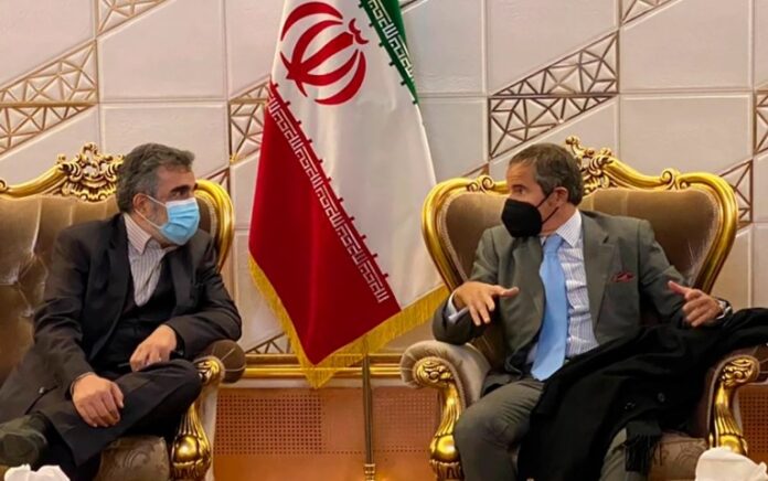Direktur Jenderal Badan Energi Atom Internasional Rafael Grossi, (kanan), berbicara dengan Wakil Kepala Organisasi Energi Atom Iran Behrouz Kamalvandi setibanya di bandara Imam Khomeini Teheran. Foto: AP.