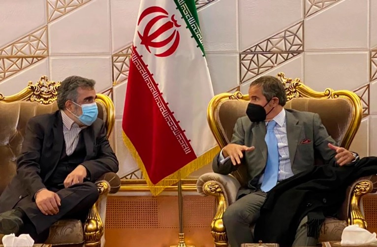 Direktur Jenderal Badan Energi Atom Internasional Rafael Grossi, (kanan), berbicara dengan Wakil Kepala Organisasi Energi Atom Iran Behrouz Kamalvandi setibanya di bandara Imam Khomeini Teheran. Foto: AP.