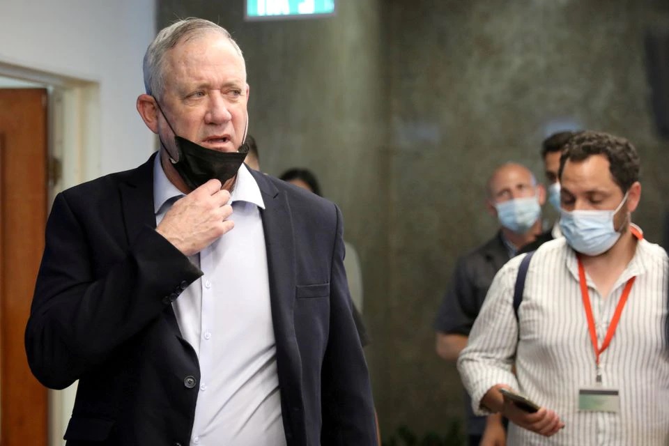 Menteri Pertahanan Israel Benny Gantz berjalan melewati media selama pertemuan kabinet mingguan di Yerusalem, 1 Agustus 2021. Foto: Reuters.