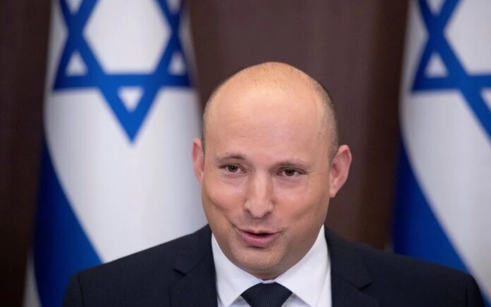 Perdana Menteri Israel Naftali Bennett memimpin rapat kabinet mingguan di kantornya di Yerusalem, 14 November 2021. Foto: Reuters.