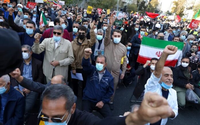 Demonstran meneriakkan slogan-slogan selama rapat umum di depan bekas kedutaan AS memperingati ulang tahun penyitaannya tahun 1979 di Teheran, Iran. Foto: Vahid Salemi/AP Photo.