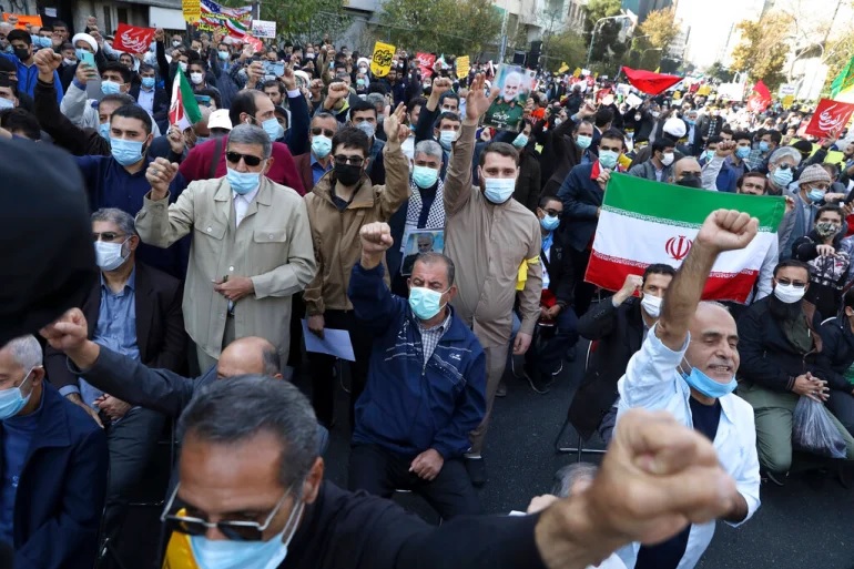 Demonstran meneriakkan slogan-slogan selama rapat umum di depan bekas kedutaan AS memperingati ulang tahun penyitaannya tahun 1979 di Teheran, Iran. Foto: Vahid Salemi/AP Photo.