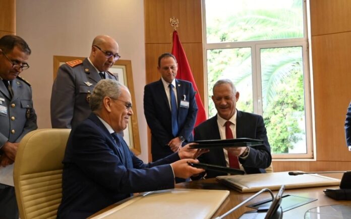Menteri Pertahanan Israel Benny Gantz dan Menteri Pertahanan Maroko Abdellatif Loudiyi . Foto: Menteri Pertahanan Israel.