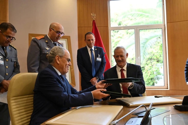 Menteri Pertahanan Israel Benny Gantz dan Menteri Pertahanan Maroko Abdellatif Loudiyi . Foto: Menteri Pertahanan Israel.