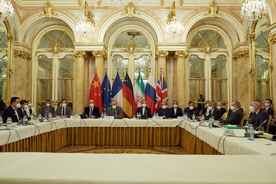 Wakil Sekretaris Jenderal European External Action Service (EEAS) Enrique Mora dan kepala perunding nuklir Iran Ali Bagheri Kani menunggu dimulainya pertemuan Komisi Gabungan JCPOA di Wina, Austria 29 November 2021. Delegasi UE di Wina. Foto: Reuters.