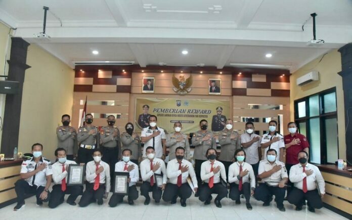 Kapolres Lamongan Beri Reward Anggota dan Masyarakat yang Bantu Tugas Polisi