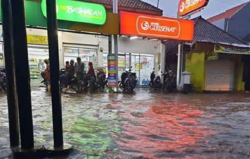 Banjir Setinggi Lutut Genangi Ponpes Sidogiri Pasuruan