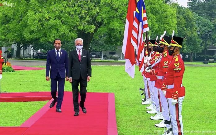 Presiden Jokowi dan PM Malaysia Dato’ Sri Ismail Sabri Yakoob memasuki Istana Kepresidenan Bogor, Jawa Barat, Rabu (10/11/2021) siang. (Foto: Tangkapan Layar YouTube Sekretariat Presiden)