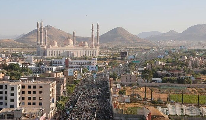 Ribuan pendukung Houthi berkumpul untuk memperingati Maulid Nabi Muhammad di Sanaa, Yaman, 18 Oktober 2021. Houthi Media Center/Handout via REUTERS.