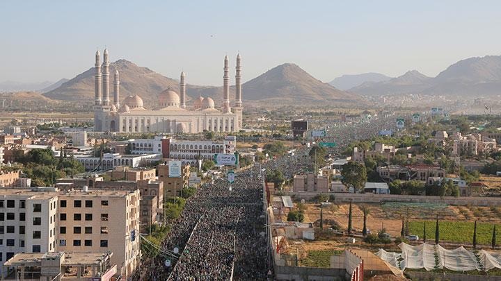Ribuan pendukung Houthi berkumpul untuk memperingati Maulid Nabi Muhammad di Sanaa, Yaman, 18 Oktober 2021. Houthi Media Center/Handout via REUTERS.