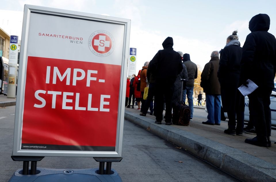 Orang-orang menunggu di depan bus vaksinasi selama wabah penyakit coronavirus (COVID-19), karena pemerintah Austria telah memberlakukan penguncian pada orang-orang yang tidak sepenuhnya divaksinasi, di Wina, Austria, 18 November 2021. Foto: Reuters.