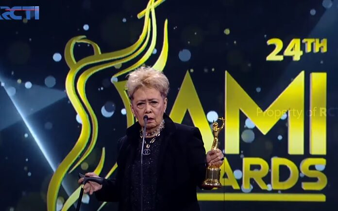 Titik Hamzah menerima penghargaan dalam Anugerah Musik Indonesia 2021 (Youtube RCTI Entertainment)