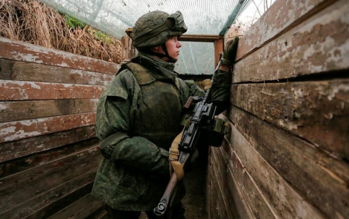 Seorang militan Republik Rakyat Donetsk (DNR) yang memproklamirkan diri menonton dari posisi garis depan di garis pemisahan dari angkatan bersenjata Ukraina di luar kota Donetsk yang dikuasai pemberontak, Ukraina 19 November 2021. Foto: Reuters.